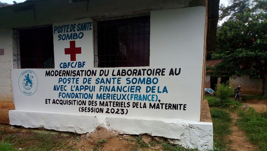 Un bâtiment de santé, blanc, avec un texte et un logo.