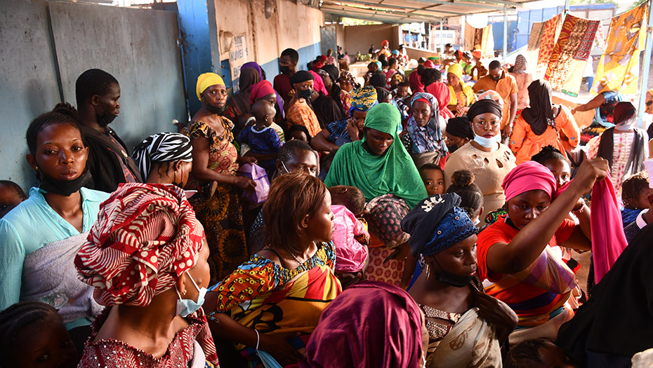 Un groupe de femmes et d'enfants dans le dispensaire Saint Gabriel de Conakry.