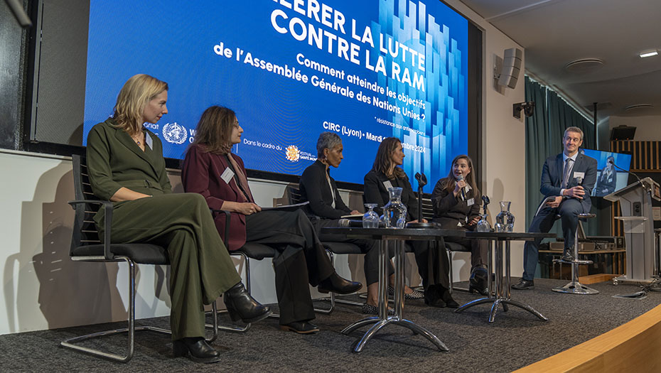 Six personnes participent à une table ronde devant un écran affichant un titre sur la lutte contre la RAM au CIRC en mars 2023.